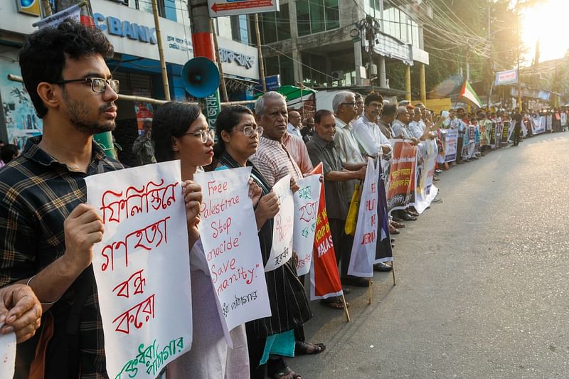 ফিলিস্তিনে গণহত্যা বন্ধের দাবিতে সংহতি সমাবেশ আয়োজন করে প্রগতিশীল রাজনৈতিক, সামাজিক ও সাংস্কৃতিক সংগঠনগুলো। এতে অংশ নেন বিভিন্ন বয়সের লোকজন। আজ বিকেল ৫টায় চট্টগ্রাম নগরের চেরাগি পাহাড় মোড় এলাকায়ছবি- সৌরভ দাশ