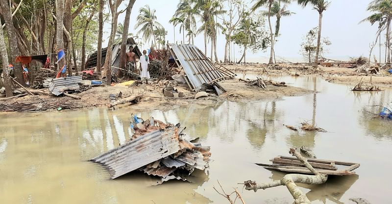 ঘূর্ণিঝড় রিমালের আঘাতে ক্ষতিগ্রস্ত ভোলার চরফ্যাশন উপজেলার ঢালচর ইউনিয়ন এখনো জোয়ারে প্লাবিত হচ্ছে। আজ বৃহস্পতিবার দুপুরেছবি: প্রথম আলো