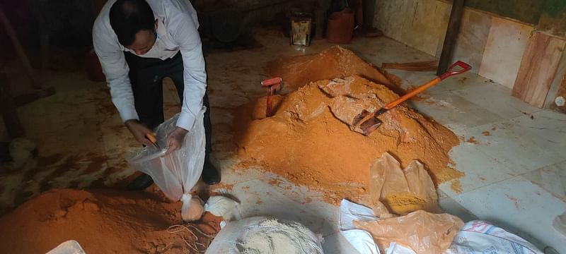 চট্টগ্রাম নগরে রং ও কাঠের গুঁড়া মিশিয়ে ভেজাল মসলা তৈরির তিনটি কারখানাকে সিলগালা করেছে বাংলাদেশ নিরাপদ খাদ্য কর্তৃপক্ষ। আজ সকালে খাতুনগঞ্জেছবি: সংগৃহীত