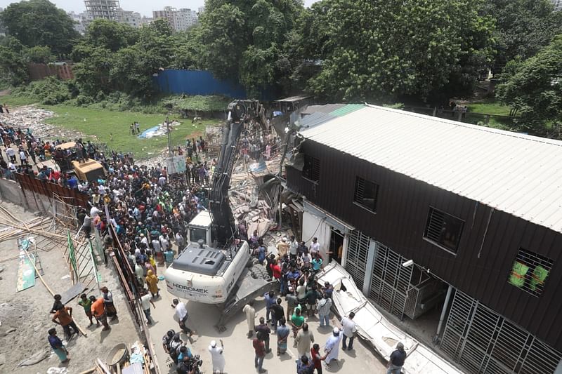 সাদিক অ্যাগ্রোর স্থাপনা উচ্ছেদ চলছে