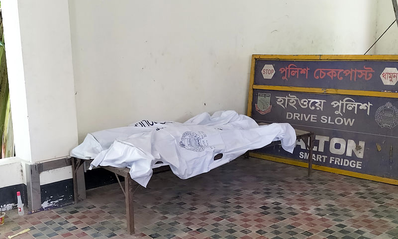 সড়ক দুর্ঘটনায় নিহত দুজনের লাশ মানিকগঞ্জের বরঙ্গাইল পুলিশ ফাঁড়িতে রাখা হয়েছেছবি: প্রথম আলো