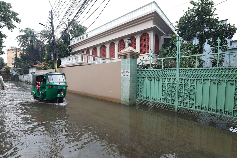 ভারী বৃষ্টিতে সিলেটের অনেক এলাকা প্লাবিত হয়েছে। সিলেট নগরের তালতলা এলাকায়ছবি: আনিস মাহমুদ