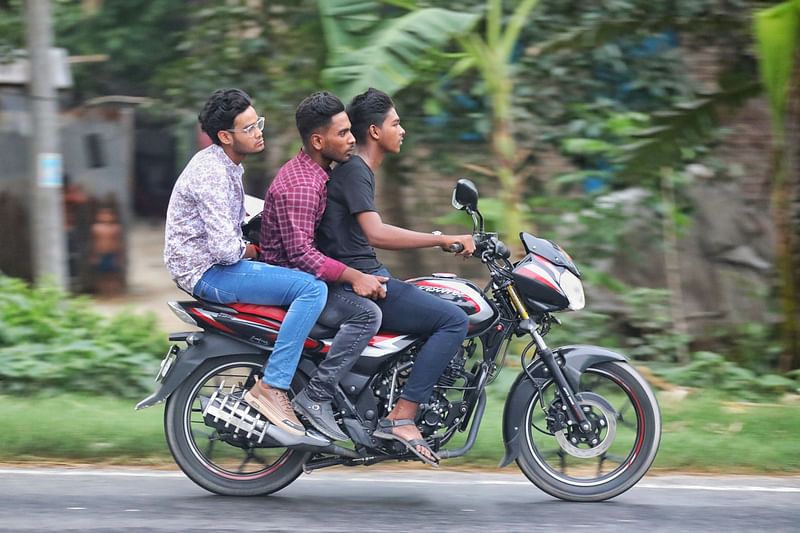 অধিকাংশ মোটরসাইকেলচালক কিশোর কিংবা তরুণ 