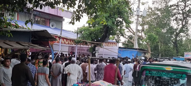 ছাগলনাইয়ার শুভপুর এলাকায় চেয়ারম্যান প্রার্থী মিজানুর রহমান মজুমদারের পক্ষে নির্বাচনী আচরণবিধি লঙ্ঘন করে সমাবেশ করা হয়ছবি - সংগৃহীত