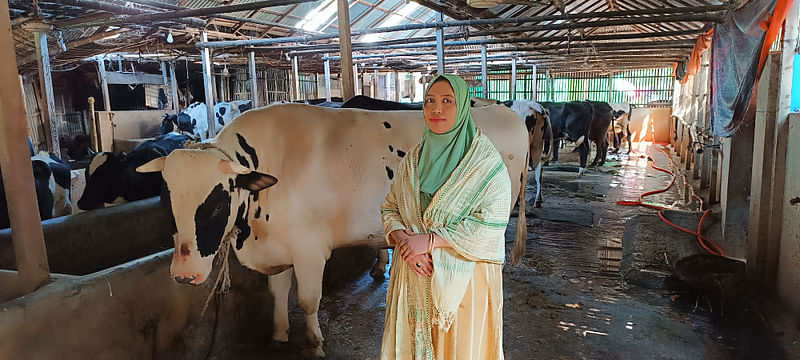 নিজ খামারে উদ্যোক্তা মাহফুজা মীনা।ছবি: প্রথম আলো