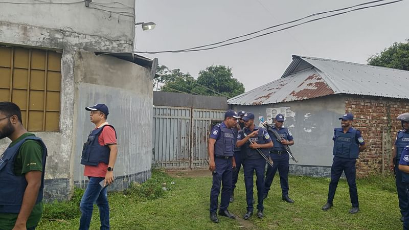 জঙ্গি সন্দেহে একটি বাড়ির বাইরে পুলিশের সতর্ক অবস্থান। নেত্রকোনা সদর উপজেলার কাইলাটি ইউনিয়নের ভাসাপাড়ায়ছবি: প্রথম আলো