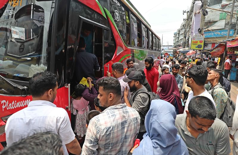 বাসে ওঠার জন্য ভিড় করছে যাত্রীরা।