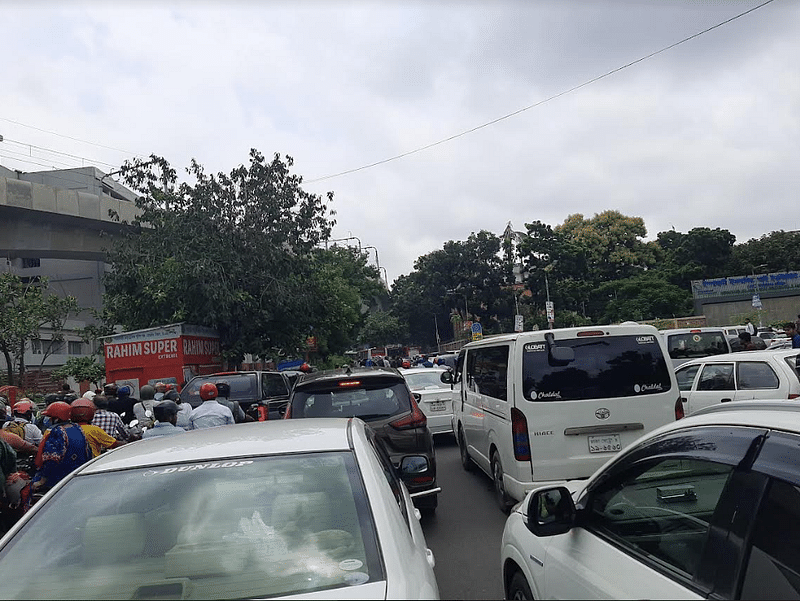 রাজধানীর খামারবাড়িতে বেলা সাড়ে ১১টার দিকে আটকে আছে যানবাহন