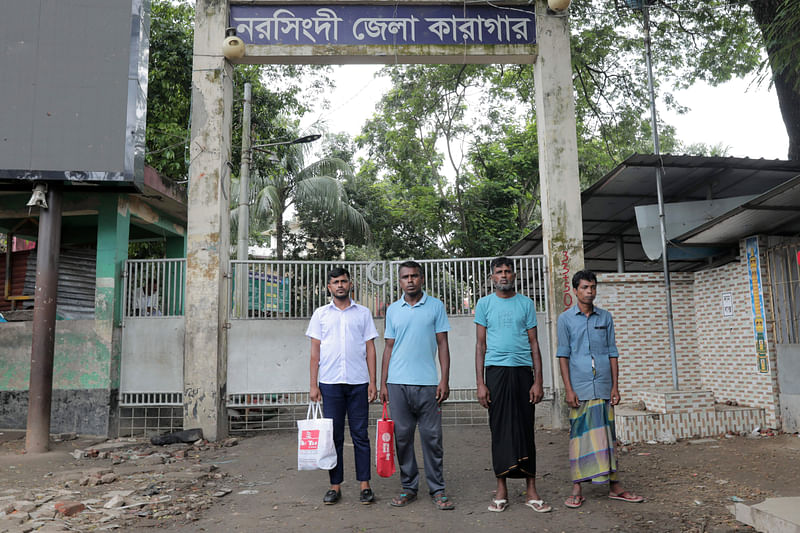 আত্মসমর্পণ করতে এসেছেন কয়েকজন বন্দী। মঙ্গলবার বিকেলে কারাগারের সামনে