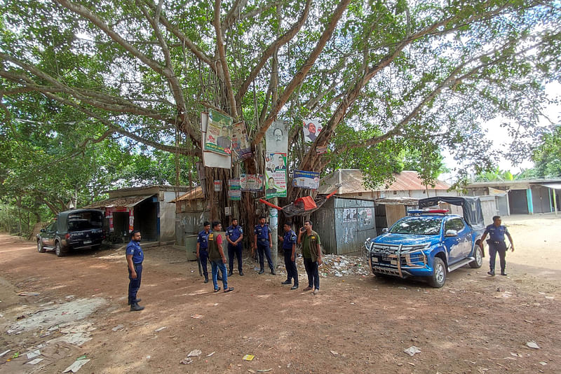 গ্রামজুড়ে অতিরিক্ত পুলিশ মোতায়েন।