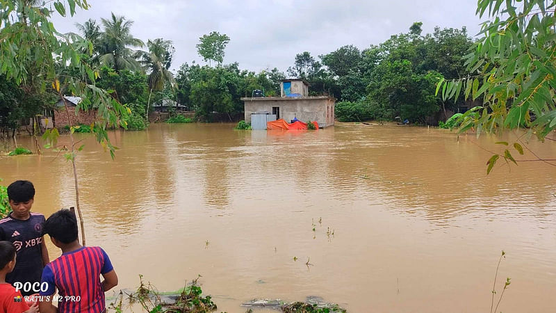 ফেনীর ফুলগাজীর উত্তর দৌলতপুর এলাকায় মুহুরী নদীর বেড়ীবাঁধের তিনটি স্থানে ভাঙনের সৃষ্টি হয়। ভাঙা বেড়িবাঁধ দিয়ে পানি ঢুকে প্লাবিত করেছে আশপাশের এলাকা। গতকাল সকালে তোলা