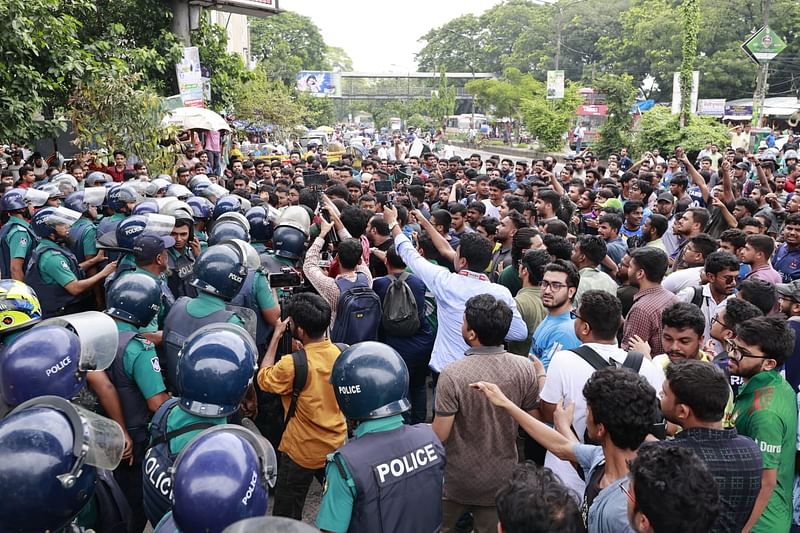 বিকেলে পুলিশ সদস্যরা হেলমেট পরে প্রস্তুত হলে তাঁদের মুখোমুখি হন আন্দোলনকারীরা।