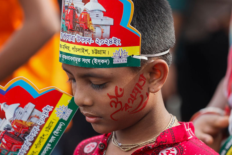 রথযাত্রায় অংশ নিয়েছে শিশুটি