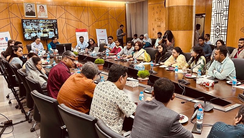 মানসিক স্বাস্থ্যসেবা কার্যক্রম নিয়ে আয়োজিত বৈঠকে উপস্থিত অতিথিরা