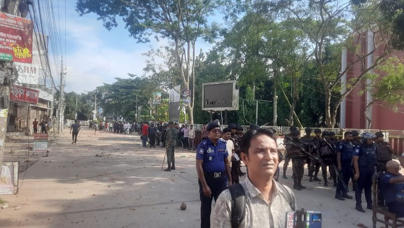 সংঘর্ষ নিয়ন্ত্রণে নিতে আইনশৃঙ্খলা বাহিনীর সদস্যরা কাজ করেন