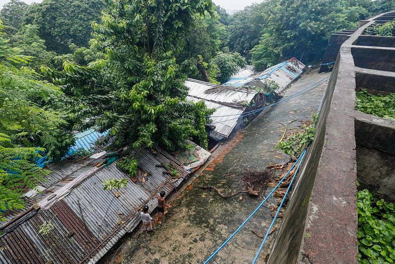 ২০১১ সালের ১ জুলাই বাটালি হিলের এই অংশে পাহাড় ধসে নিহত হয় ২১ জন। কিন্তু এখনো সেখানে ঝুঁকি নিয়ে বসবাস করছে লোকজন 