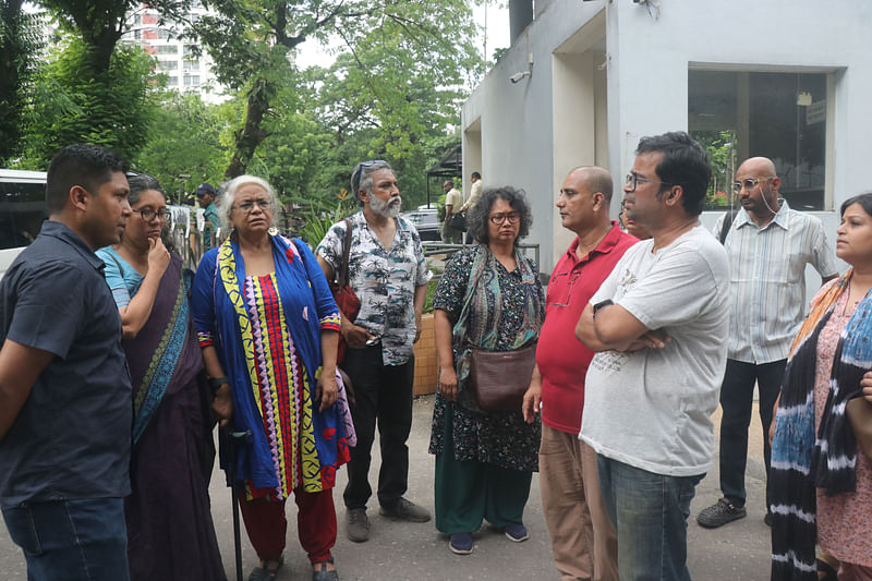 শিক্ষার্থীদের খোঁজ করতে শিক্ষকদের দলটি বিকেলে মিন্টো রোডের ডিবি কার্যালয়ের ফটকে যান