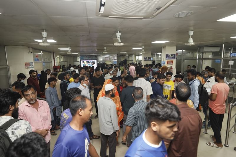 আহতদের হাসপাতালে নিয়ে আসা হলে সেখানে স্বজনেরা ভিড় করেন। আজ বিকেলে