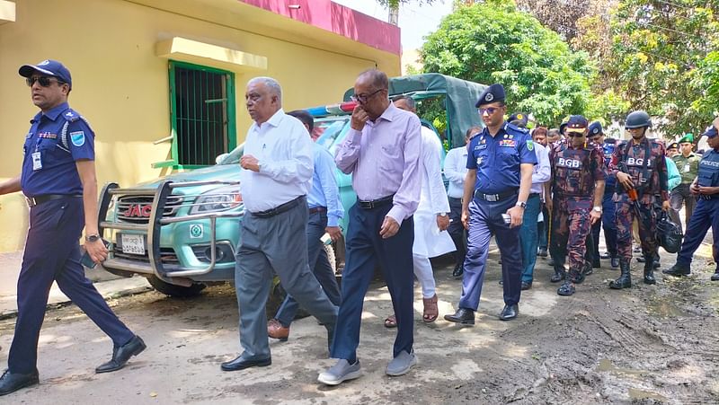 ধ্বংসস্তূপে পরিণত হওয়া কারাগার পরিদর্শনে যাচ্ছেন স্বরাষ্ট্রমন্ত্রী আসাদুজ্জামান খান। মঙ্গলবার দুপুরে