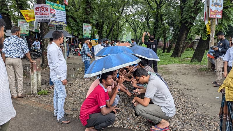 ঢাকা থেকে মোহনগঞ্জগামী মহুয়া কমিউটার ট্রেন আটকে রেখে বিক্ষোভ করেন বাংলাদেশ কৃষি বিশ্ববিদ্যালয়ের শিক্ষার্থীরা। আজ দুপুরে