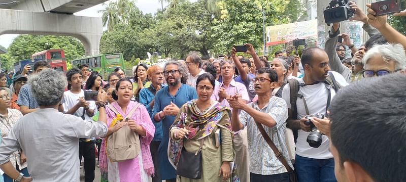 কর্মসূচিতে প্রতিবাদী গান গেয়ে আর কবিতা পড়ে প্রতিবাদ জানান শিল্পী ও সমাজকর্মীরা। আজ শুক্রবার জাতীয় প্রেসক্লাবের সামনে