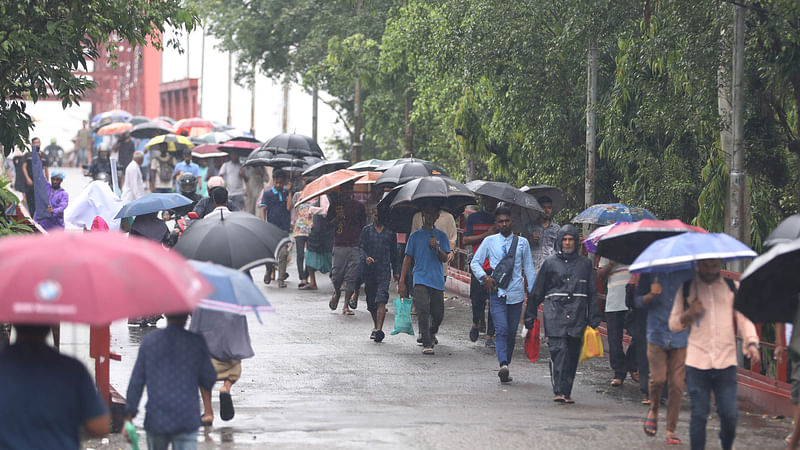 সকাল থেকে বৃষ্টির মধ্যে ছাতা মাথায় পথ চলেছেন মানুষ। ছবিটি কিনব্রিজ থেকে তোলা 