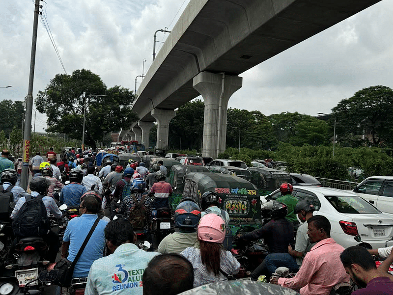 রাজধানীর শেরেবাংলা নগরে বেলা সাড়ে ১১টার দিকে এমন যানজট দেখা যায়