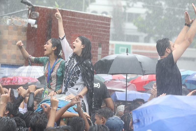 শিক্ষার্থী হত্যার প্রতিবাদে বিক্ষোভ মিছিল ও সমাবেশ করেন রাজউক উত্তরা মডেল কলেজের শিক্ষার্থীরা। বেলা ১১টা, উত্তরা ৬ নম্বর সেক্টরে কলেজের সামনের সড়কে