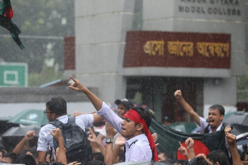 বৃষ্টিতে ভিজে বিক্ষোভ মিছিল ও সমাবেশ করে রাজউক উত্তরা মডেল কলেজের শিক্ষার্থীরা।বেলা ১১ টায় উত্তরা ৬ নং সেক্টরের কলেজের সামনের সড়কে