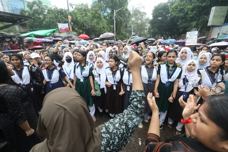 বৃষ্টিতে ভিজে বিক্ষোভ মিছিল ও সমাবেশ করে রাজউক উত্তরা মডেল কলেজের শিক্ষার্থীরা।বেলা ১১ টায় উত্তরা ৬ নং সেক্টরের কলেজের সামনের সড়কে