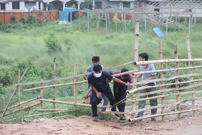 পুলিশের ধাওয়ার পর উত্তরা ১১ নম্বর সেক্টরের বিভিন্ন সড়কে ছড়িয়ে পড়েছেন বিক্ষোভকারীরা