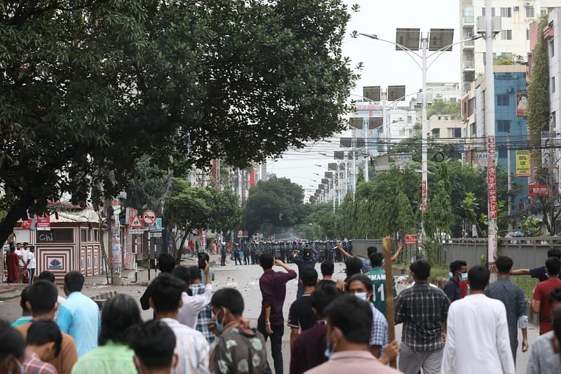 মুখোমুখি পুলিশ ও বিক্ষোভকারী। আজ শুক্রবার বিকেলে ঢাকার উত্তরায়