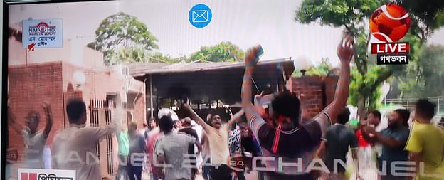 গণভবনে সাধারণ মানুষ ঢুকে পড়েছেন