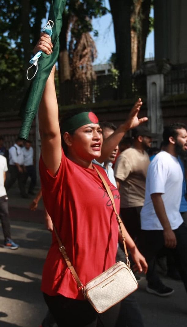 বাঁধন মিছিলে গেছেন পতাকার রঙে সেজে