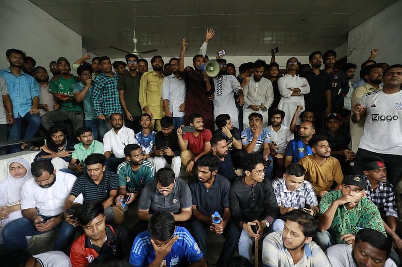 হাইকোর্ট প্রাঙ্গণে আন্দোলনকারীদের অবস্থান। আজ শনিবার দুপুরে