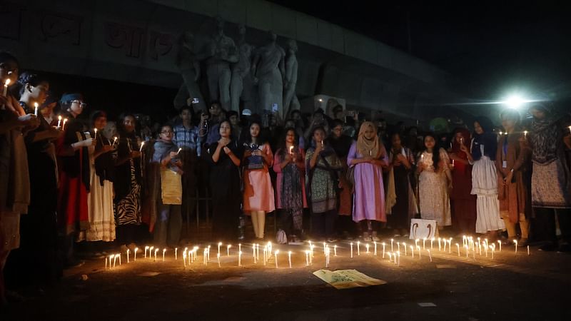 মোমবাতি প্রজ্বালন করে প্রতিবাদ জানান বৈষম্যবিরোধী ছাত্র আন্দোলনের শিক্ষার্থীরা