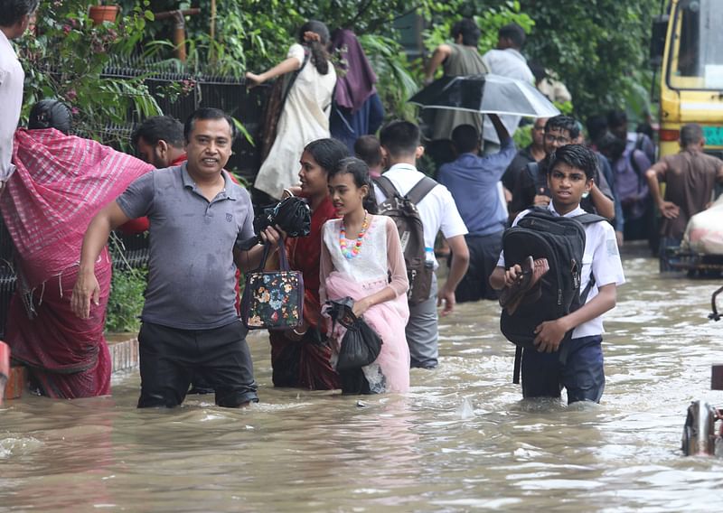 কোমরসমান পানি ডিঙিয়ে চলতে হচ্ছে মানুষকে।