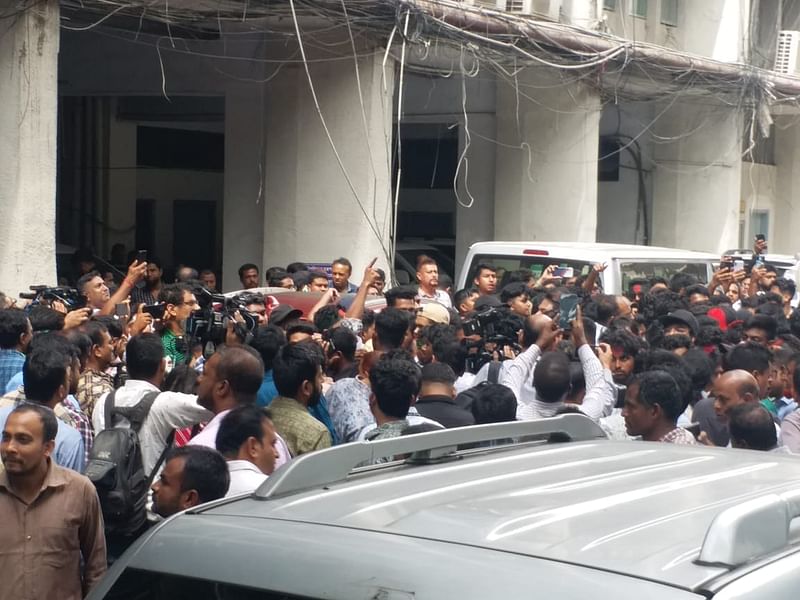 সচিবালয়ে শিক্ষা মন্ত্রণালয়ের ভবনের নিচে শিক্ষার্থীদের বিক্ষোভ