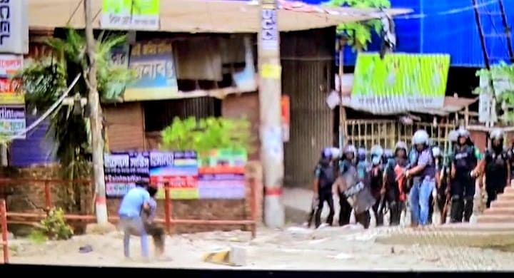 ফেসবুকে ছড়িয়ে পড়া ভিডিও ফুটেজে দেখা গেছে, পুলিশ গুলি করার সময় এক বন্ধু ইমাম হাসান ভূঁইয়া তাইমেকে টেনে নেওয়ার চেষ্টা করছে