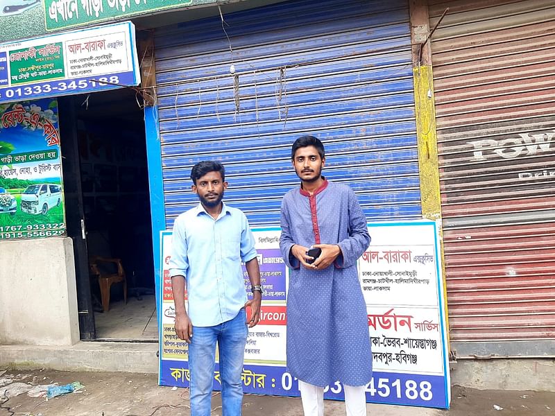 রাহাত আর শাহরিয়ার ( পাঞ্জাবি পরা), পেছনের চায়ের দোকান থেকে ইমাম হাসান ও এই দুজনকে টেনে বের করেছিল পুলিশ