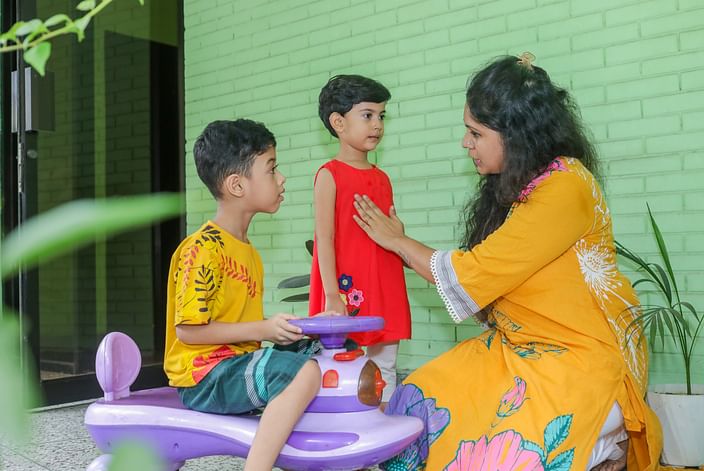 ছেলে বা মেয়েশিশুকে ছোটবেলা থেকেই তার শরীর সম্পর্কে ধারণা দেওয়ার ব্যাপারে জোর দেন বিশেষজ্ঞরা। মডেল : নওরিন ও নক্ষত্র
