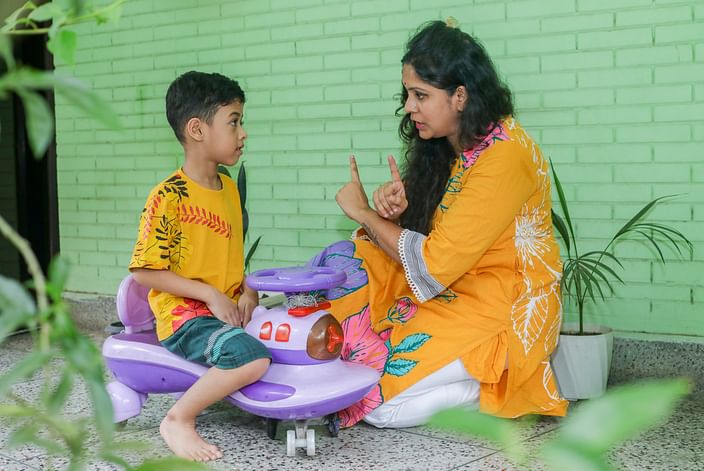 ছেলেশিশুকে বোঝাতে হবে, কোনো মেয়ের শরীরের কোথাও অনুমতি ছাড়া স্পর্শ করা যাবে না। মডেল : নওরিন ও নক্ষত্র