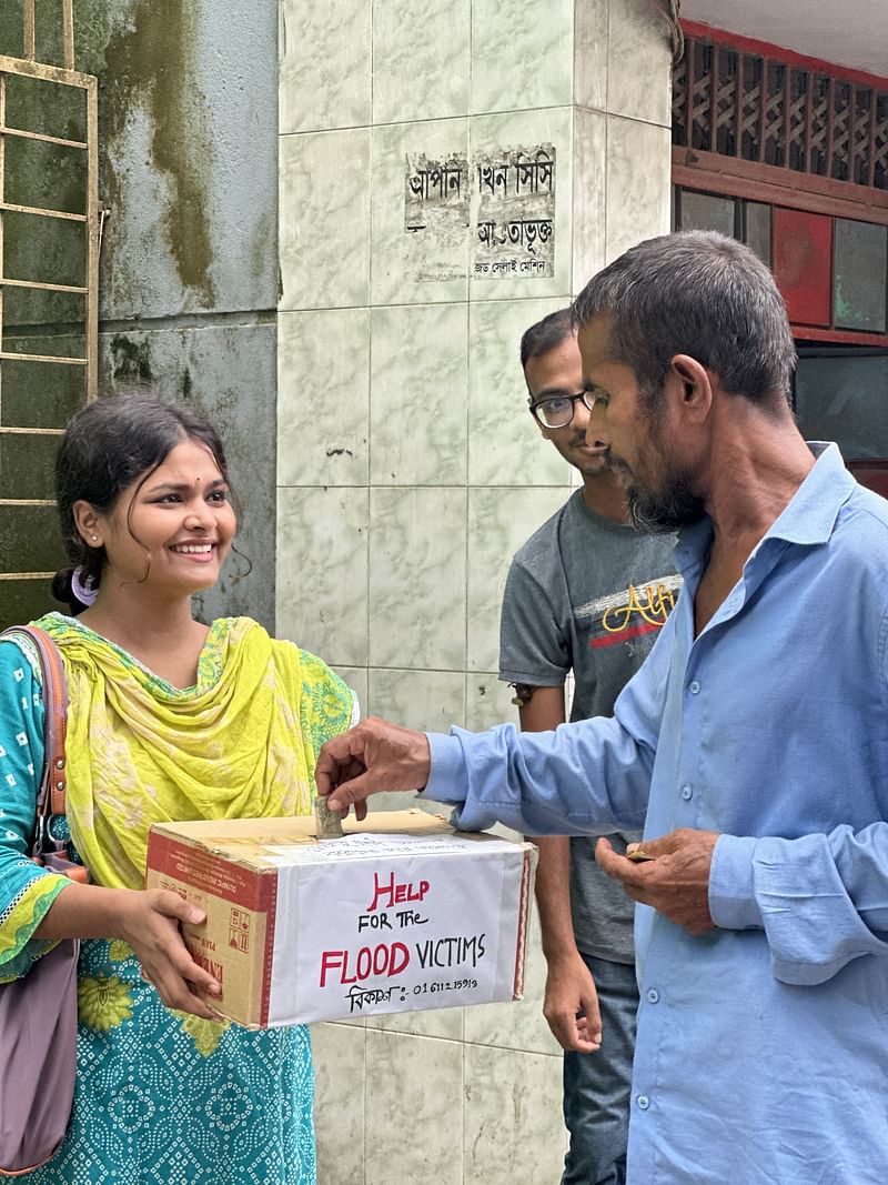 ত্রাণ তহবিল সংগ্রহ করছেন মাগুরার তরুণেরা