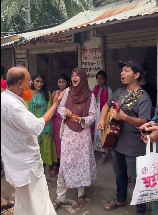 মাগুরার তরুণদের সঙ্গে বাজারফেরত সেই প্রৌঢ়ের গান পরিবেশনার ভিডিওটি প্রশংসা কুড়িয়েছে
