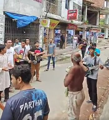 রাস্তার পাশে দাঁড়িয়ে হেমন্ত মুখোপাধ্যায়ের গাওয়া ‘আমায় প্রশ্ন করে নীল ধ্রুবতারা’ গাইছেন জগন্নাথ নামে একজন