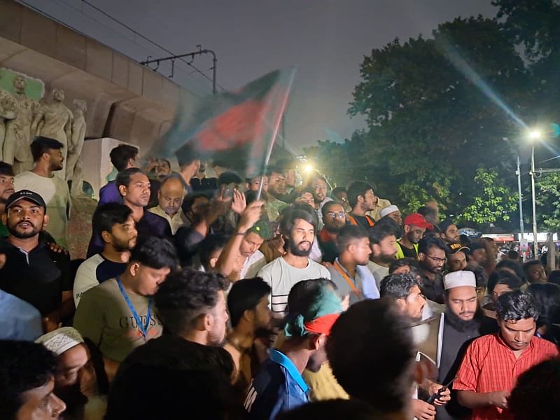 ঢাকা বিশ্ববিদ্যালয়ের রাজু ভাস্কর্যের পাদদেশে জড়ো হচ্ছেন শিক্ষার্থীরা। ঢাকা, ২৫ আগস্ট