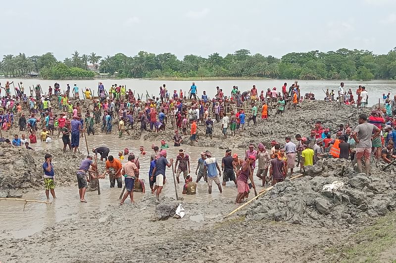 খুলনার পাইকগাছার কালীনগর গ্রামের ভেঙে যাওয়া বাঁধ স্বেচ্ছাশ্রমে মেরামত করছেন মানুষ