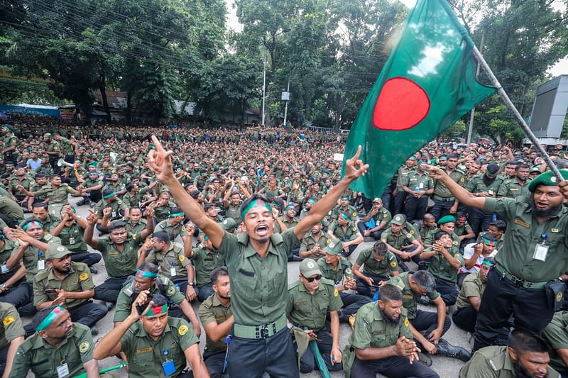 চাকরি জাতীয়করণের দাবিতে আজ রোববার দুপুর ১২টা থেকে সচিবালয় অবরোধ করেন আনসার সদস্যরা