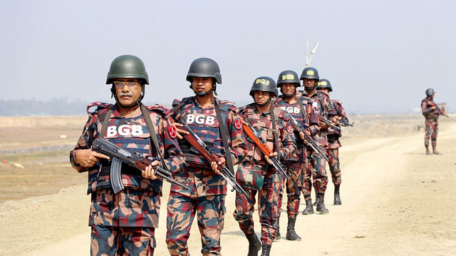 অনুপ্রবেশ ঠেকাতে টেকনাফ সীমান্তে বিজিবির টহল। আজ সকালে তোলা