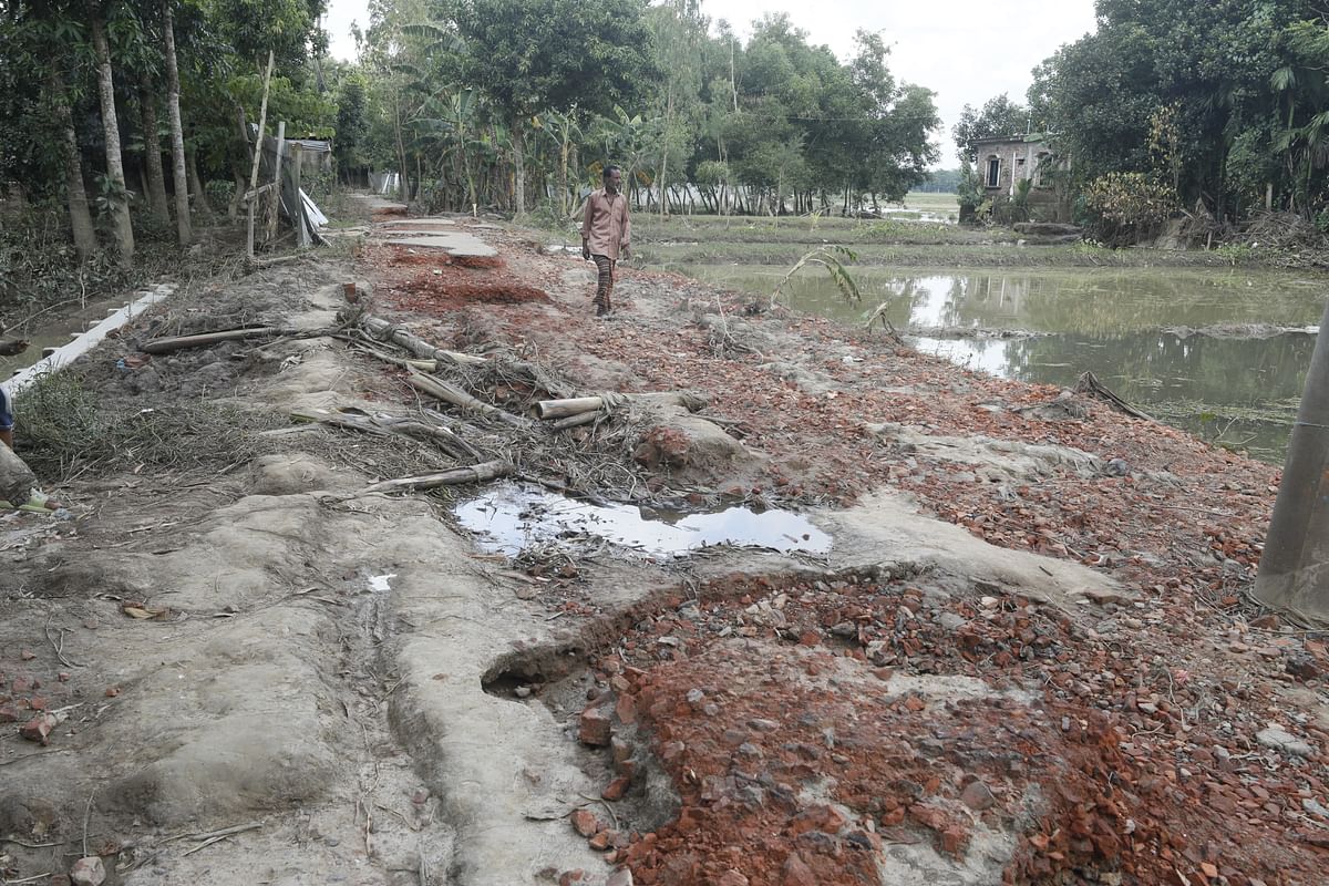 বন্যায় ক্ষতিগ্রস্ত হয়েছে ফুলগাজী সদর ইউনিয়নের সড়ক। শুক্রবার ফেনীর সোনাগাজী উপজেলার চিত্র 